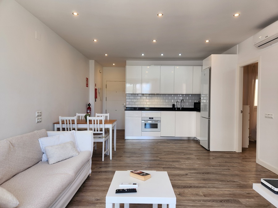 Modern gerenoveerd appartement met terras en uitzicht in het hart van Nerja