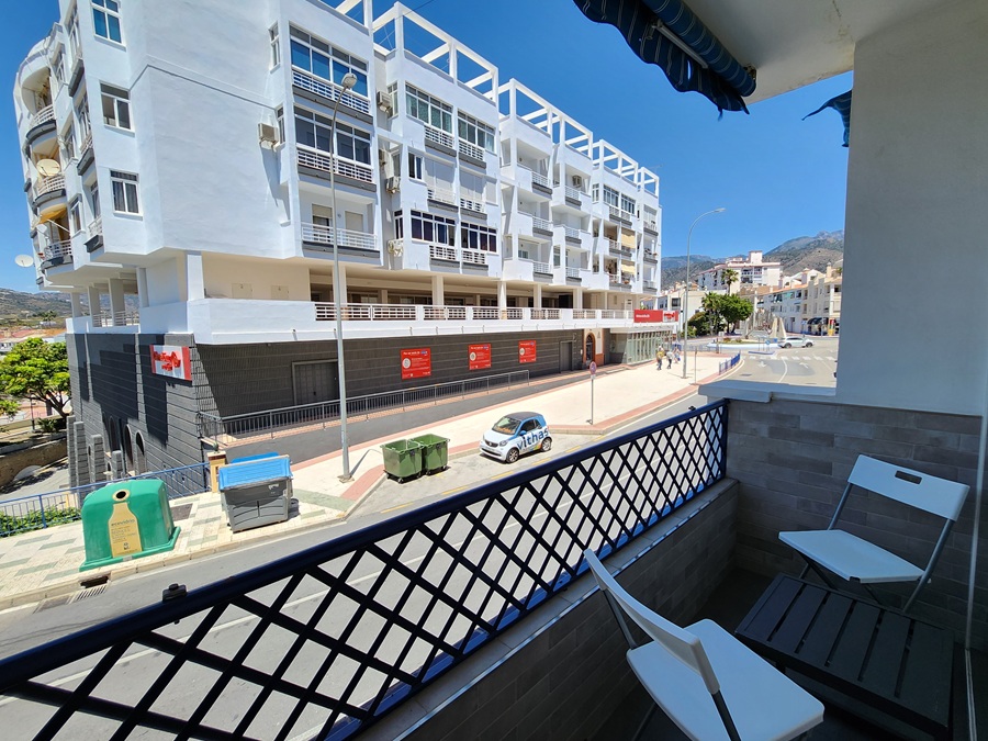 Modern gerenoveerd appartement met terras en uitzicht in het hart van Nerja