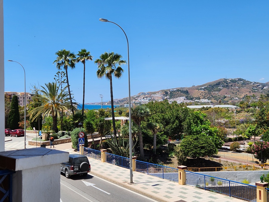 Modern gerenoveerd appartement met terras en uitzicht in het hart van Nerja