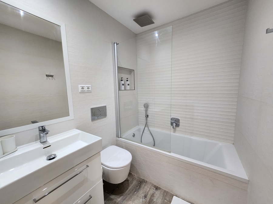 Modern gerenoveerd appartement met terras en uitzicht in het hart van Nerja