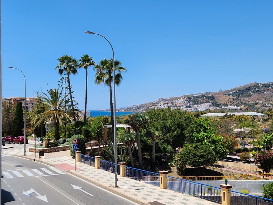 Modern gerenoveerd appartement met terras en uitzicht in het hart van Nerja