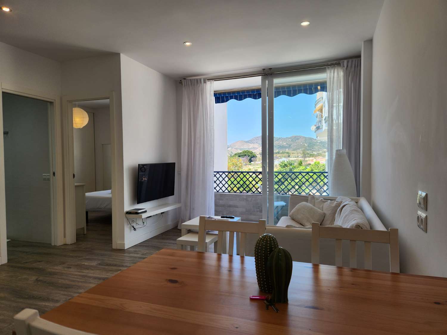 Modern gerenoveerd appartement met terras en uitzicht in het hart van Nerja