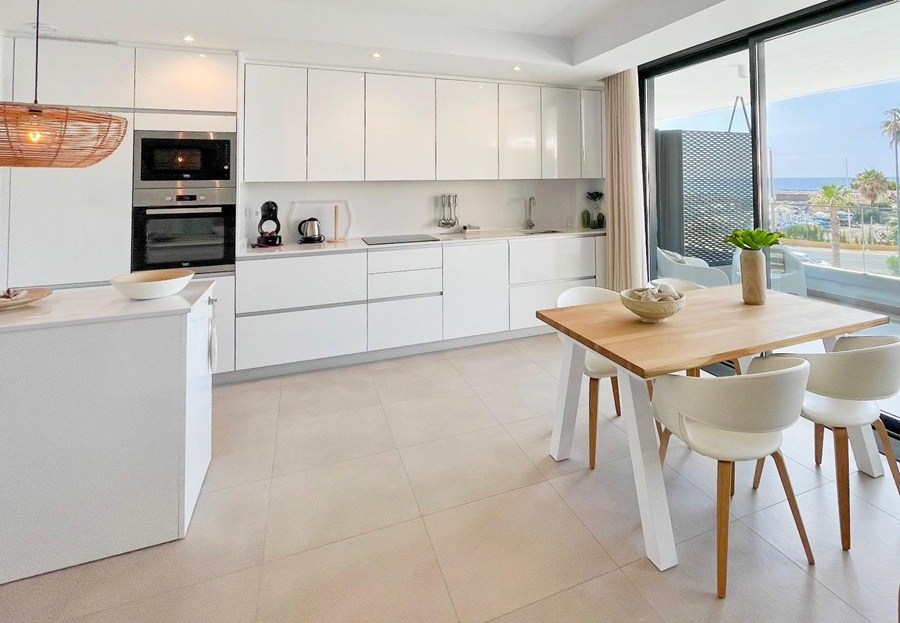 Modern appartement met gemeenschappelijk zwembad op steenworp afstand van de zee
