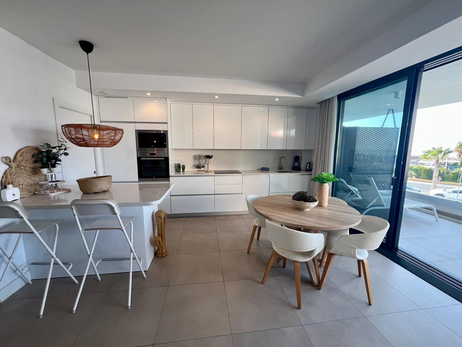Modern appartement met gemeenschappelijk zwembad op steenworp afstand van de zee