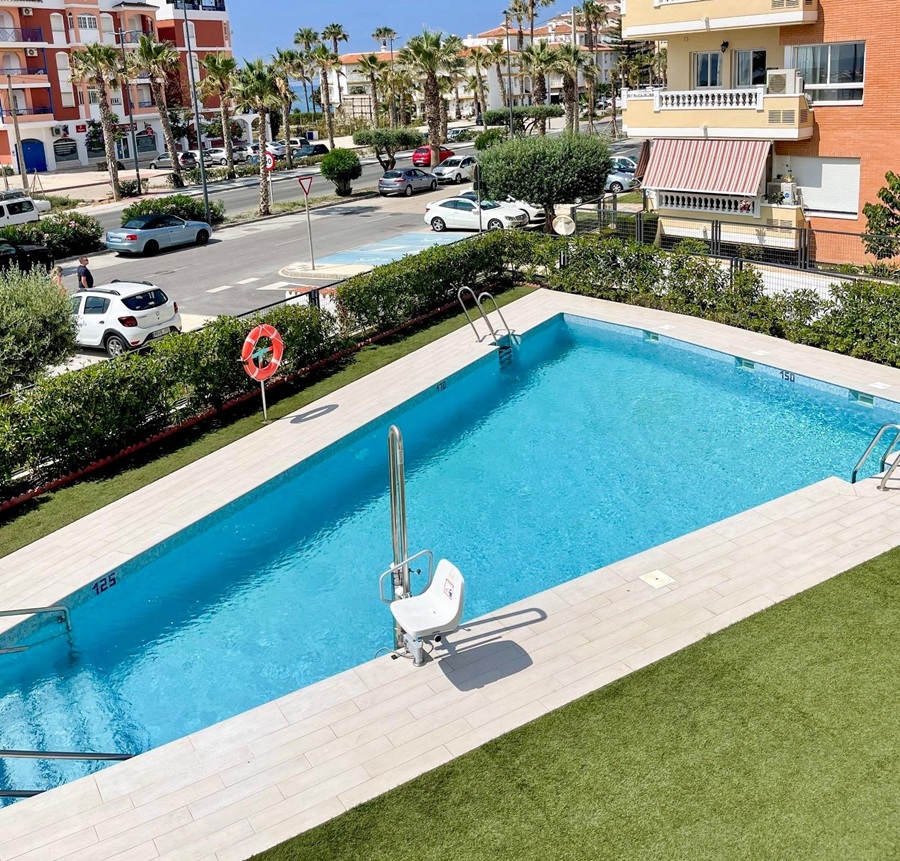 Modern appartement met gemeenschappelijk zwembad op steenworp afstand van de zee