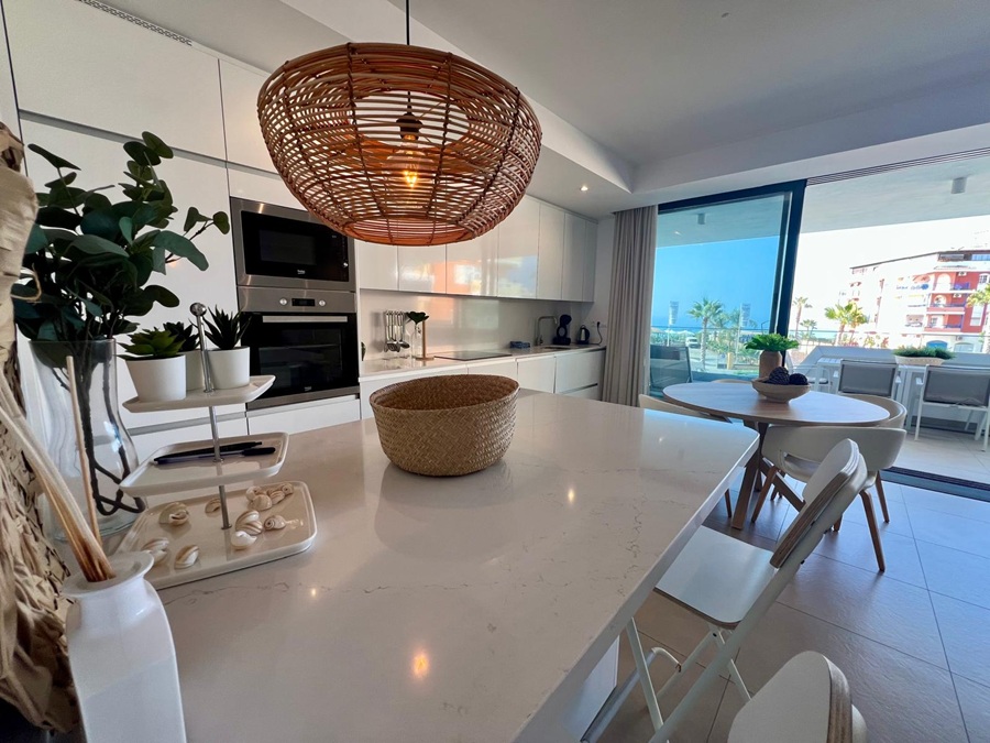 Modern appartement met gemeenschappelijk zwembad op steenworp afstand van de zee