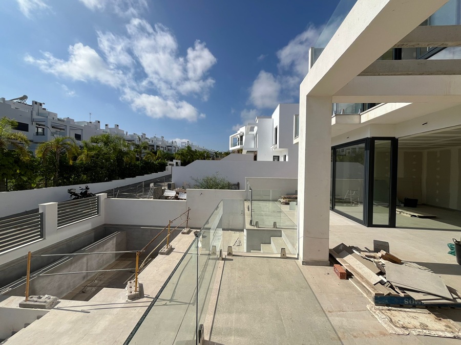 Moderne nieuwbouw rijtjes villa met privé zwembad in La Exótica, Nerja.