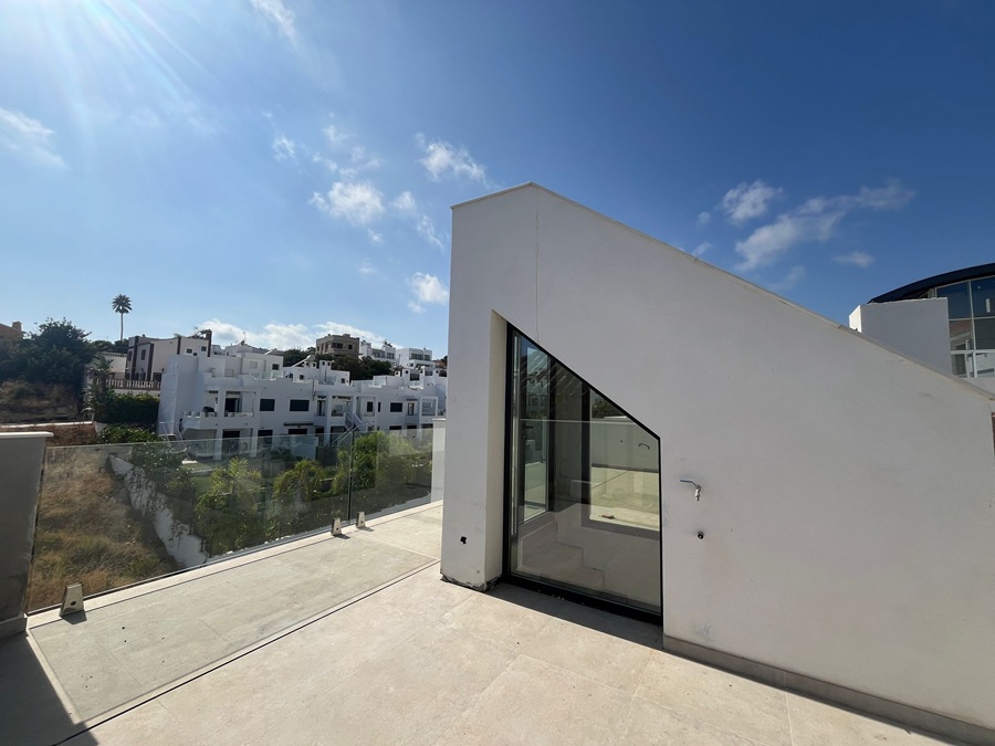Moderne nieuwbouw rijtjes villa met privé zwembad in La Exótica, Nerja.