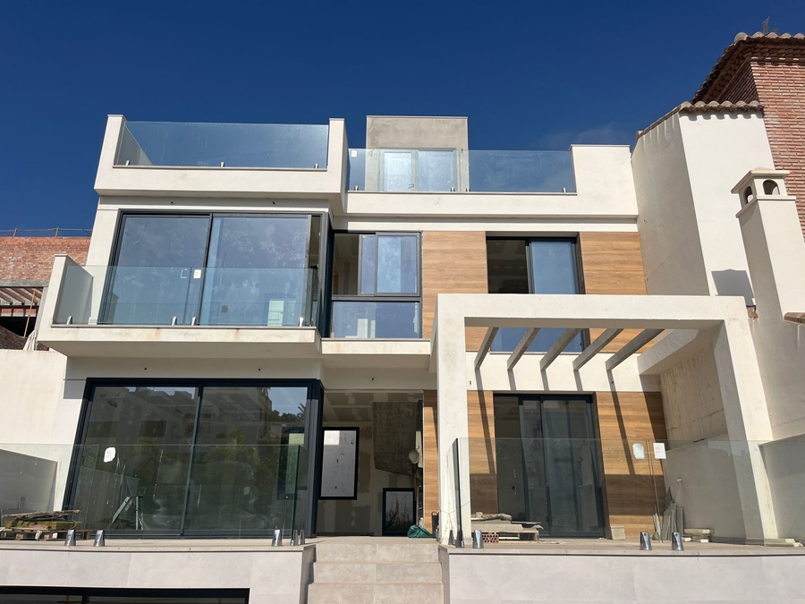 Moderne nieuwbouw rijtjes villa met privé zwembad in La Exótica, Nerja.