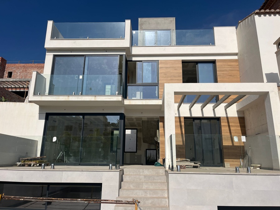 Moderne nieuwbouw rijtjes villa met privé zwembad in La Exótica, Nerja.