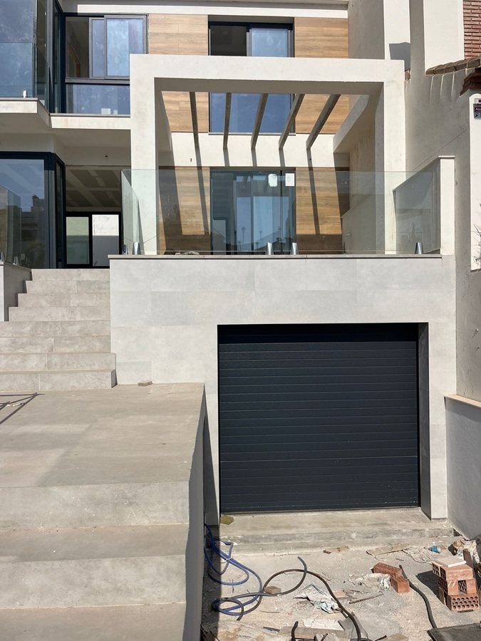 Moderne nieuwbouw rijtjes villa met privé zwembad in La Exótica, Nerja.