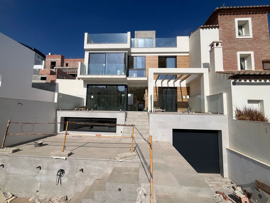 Moderne nieuwbouw rijtjes villa met privé zwembad in La Exótica, Nerja.