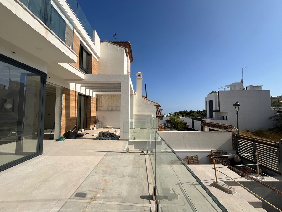 Moderne nieuwbouw rijtjes villa met privé zwembad in La Exótica, Nerja.