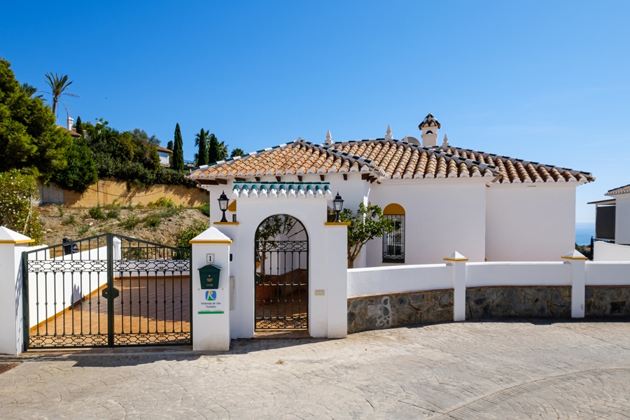 Fristående villa med privat pool och havsutsikt i El Mirador de las Lomas – Frigiliana