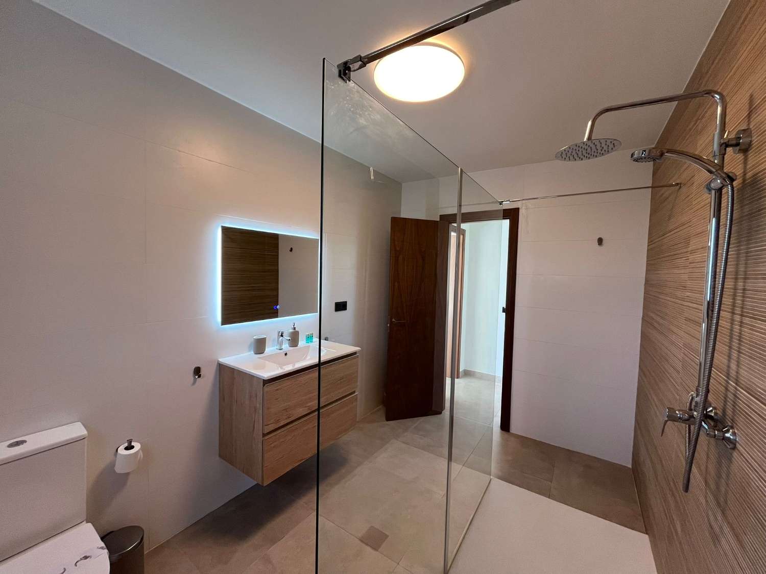 Vaikuttava omakotitalo merinäköalalla, omalla uima-altaalla ja ihanteellisella paikalla lähellä Playa Burriana – Nerjaa