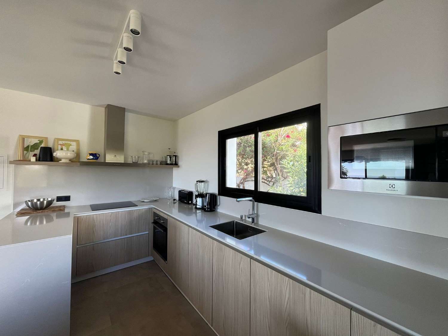 Vaikuttava omakotitalo merinäköalalla, omalla uima-altaalla ja ihanteellisella paikalla lähellä Playa Burriana – Nerjaa