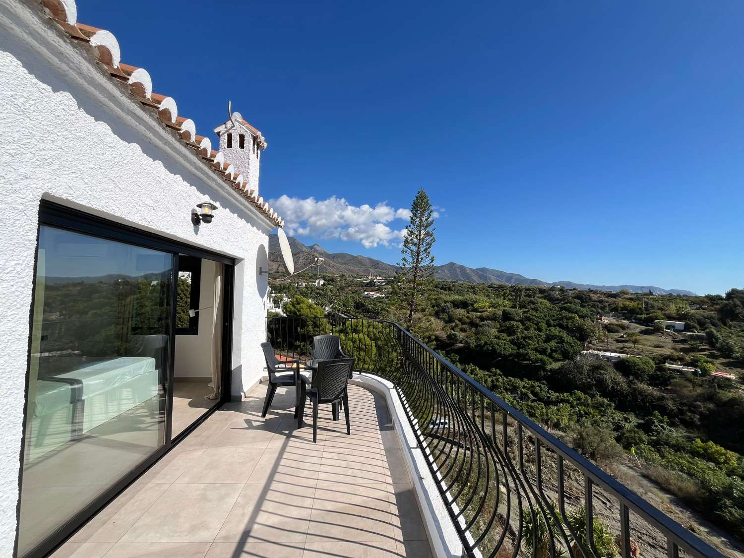 Vaikuttava omakotitalo merinäköalalla, omalla uima-altaalla ja ihanteellisella paikalla lähellä Playa Burriana – Nerjaa