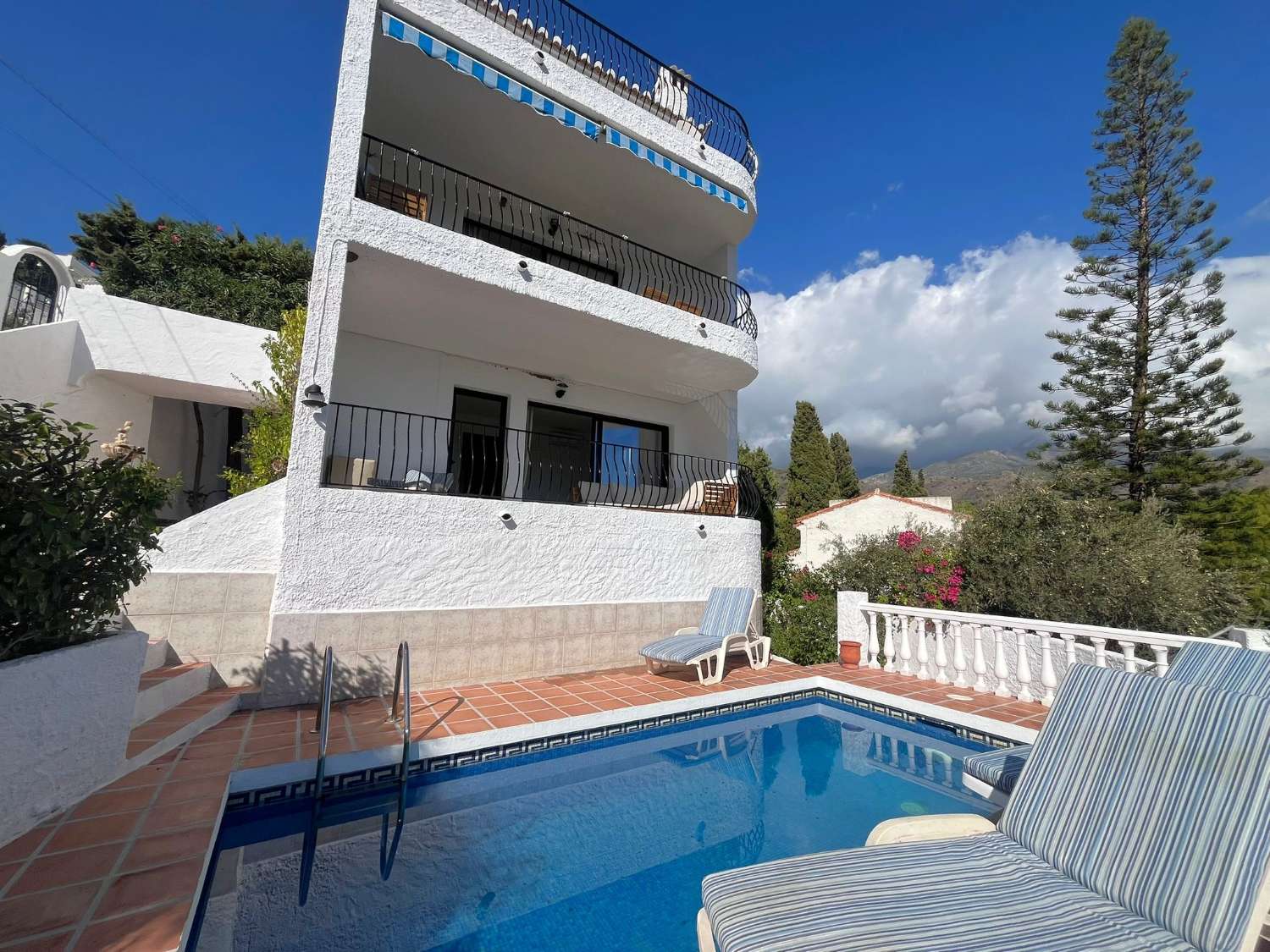 Vaikuttava omakotitalo merinäköalalla, omalla uima-altaalla ja ihanteellisella paikalla lähellä Playa Burriana – Nerjaa