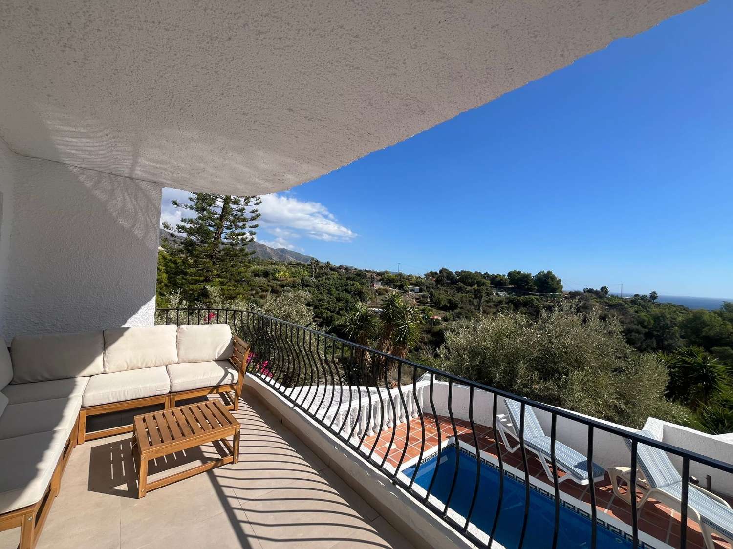 Vaikuttava omakotitalo merinäköalalla, omalla uima-altaalla ja ihanteellisella paikalla lähellä Playa Burriana – Nerjaa