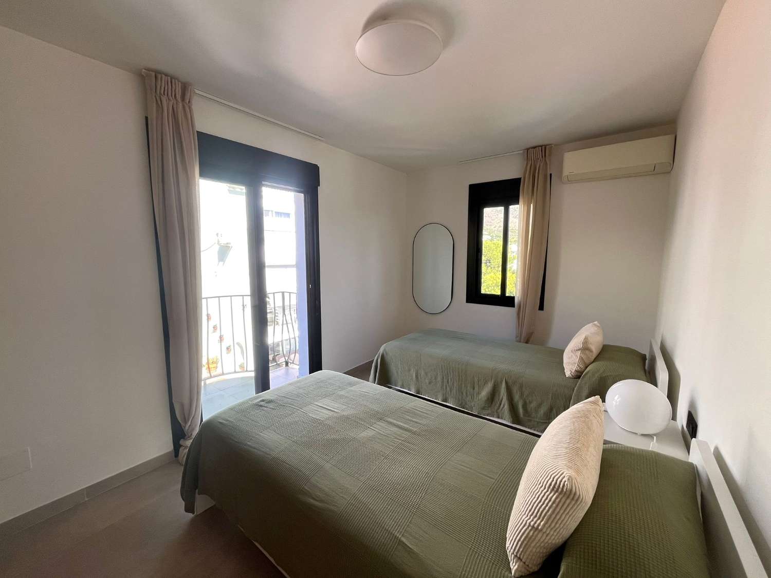 Vaikuttava omakotitalo merinäköalalla, omalla uima-altaalla ja ihanteellisella paikalla lähellä Playa Burriana – Nerjaa