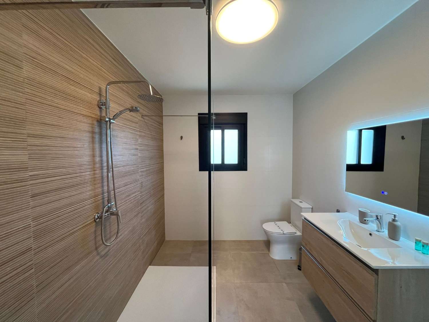 Vaikuttava omakotitalo merinäköalalla, omalla uima-altaalla ja ihanteellisella paikalla lähellä Playa Burriana – Nerjaa