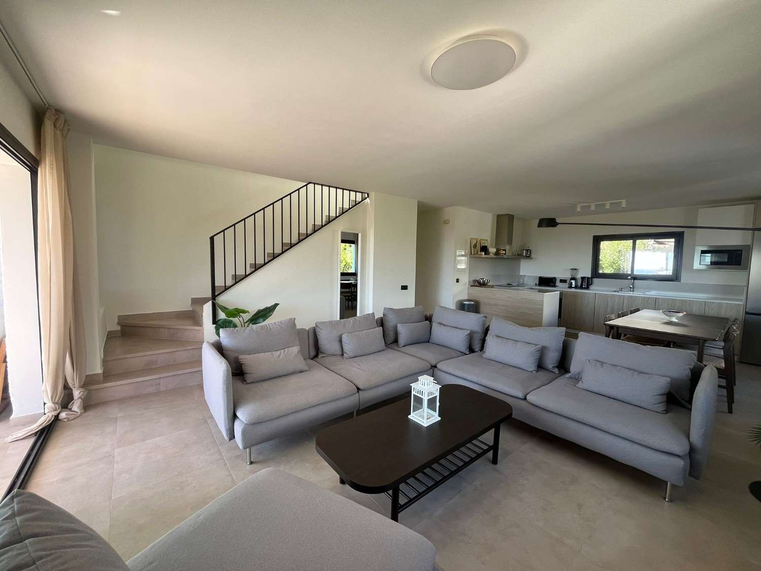 Vaikuttava omakotitalo merinäköalalla, omalla uima-altaalla ja ihanteellisella paikalla lähellä Playa Burriana – Nerjaa