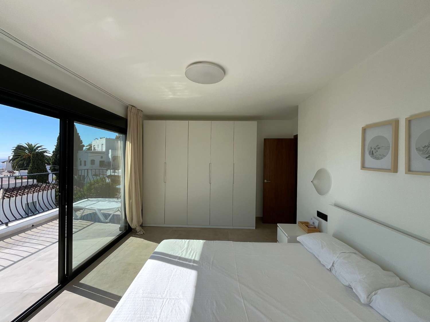 Vaikuttava omakotitalo merinäköalalla, omalla uima-altaalla ja ihanteellisella paikalla lähellä Playa Burriana – Nerjaa