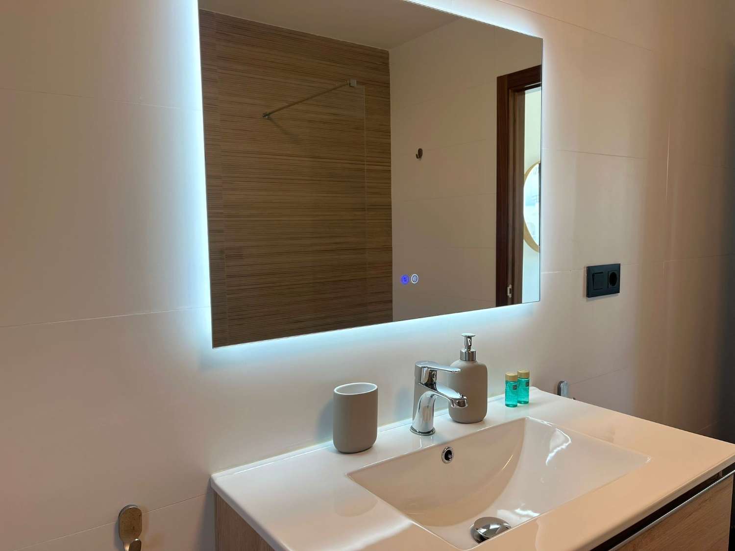 Vaikuttava omakotitalo merinäköalalla, omalla uima-altaalla ja ihanteellisella paikalla lähellä Playa Burriana – Nerjaa