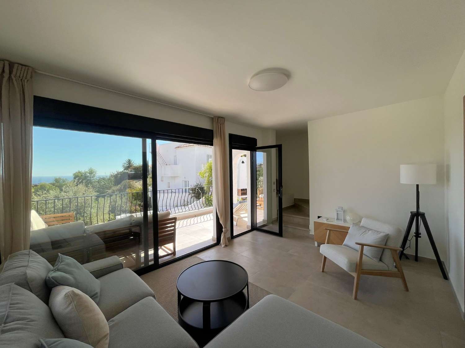 Vaikuttava omakotitalo merinäköalalla, omalla uima-altaalla ja ihanteellisella paikalla lähellä Playa Burriana – Nerjaa