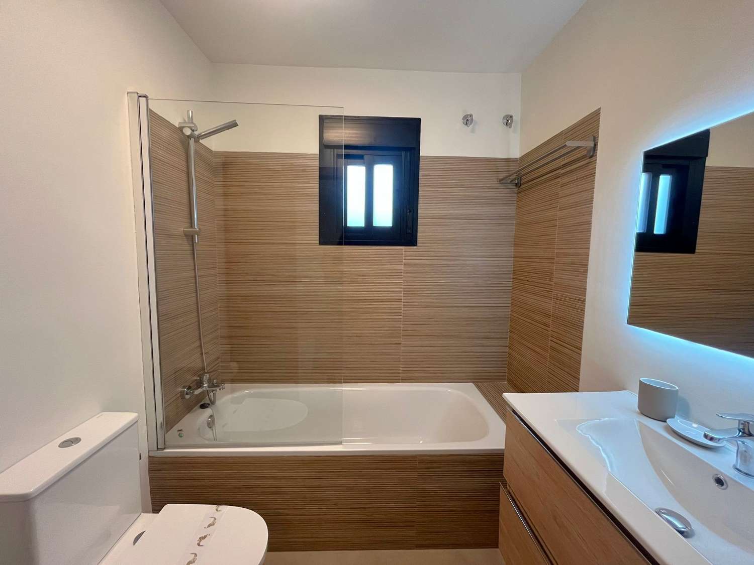 Vaikuttava omakotitalo merinäköalalla, omalla uima-altaalla ja ihanteellisella paikalla lähellä Playa Burriana – Nerjaa