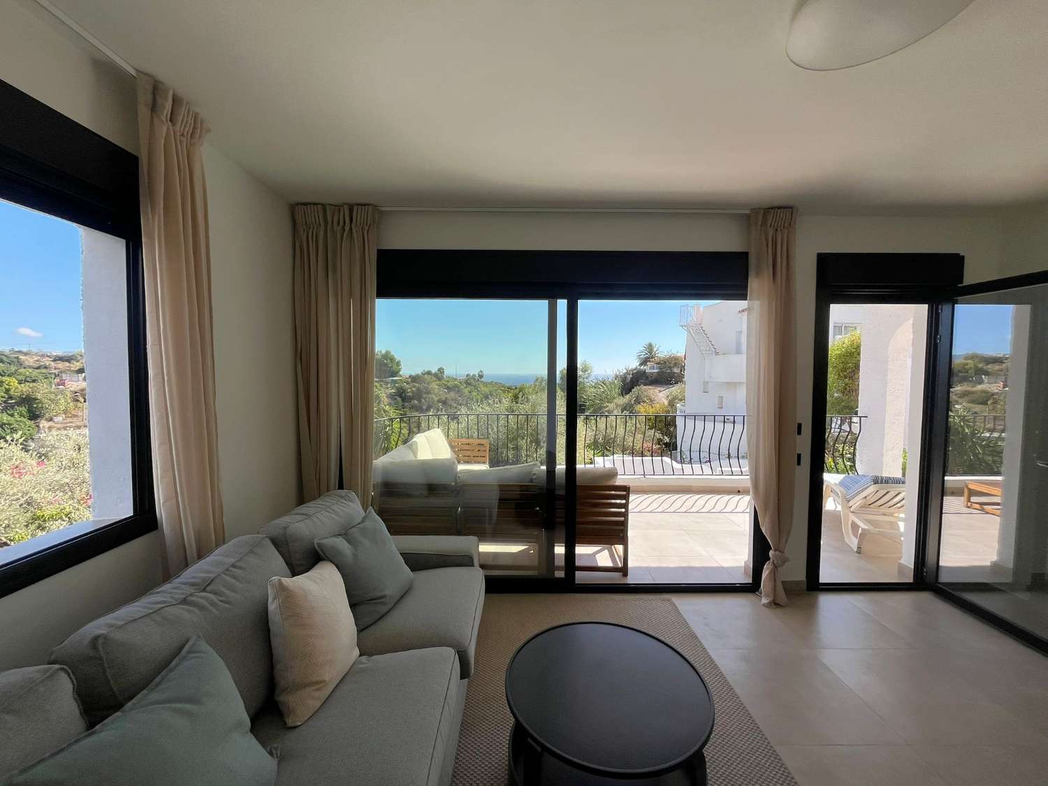 Vaikuttava omakotitalo merinäköalalla, omalla uima-altaalla ja ihanteellisella paikalla lähellä Playa Burriana – Nerjaa