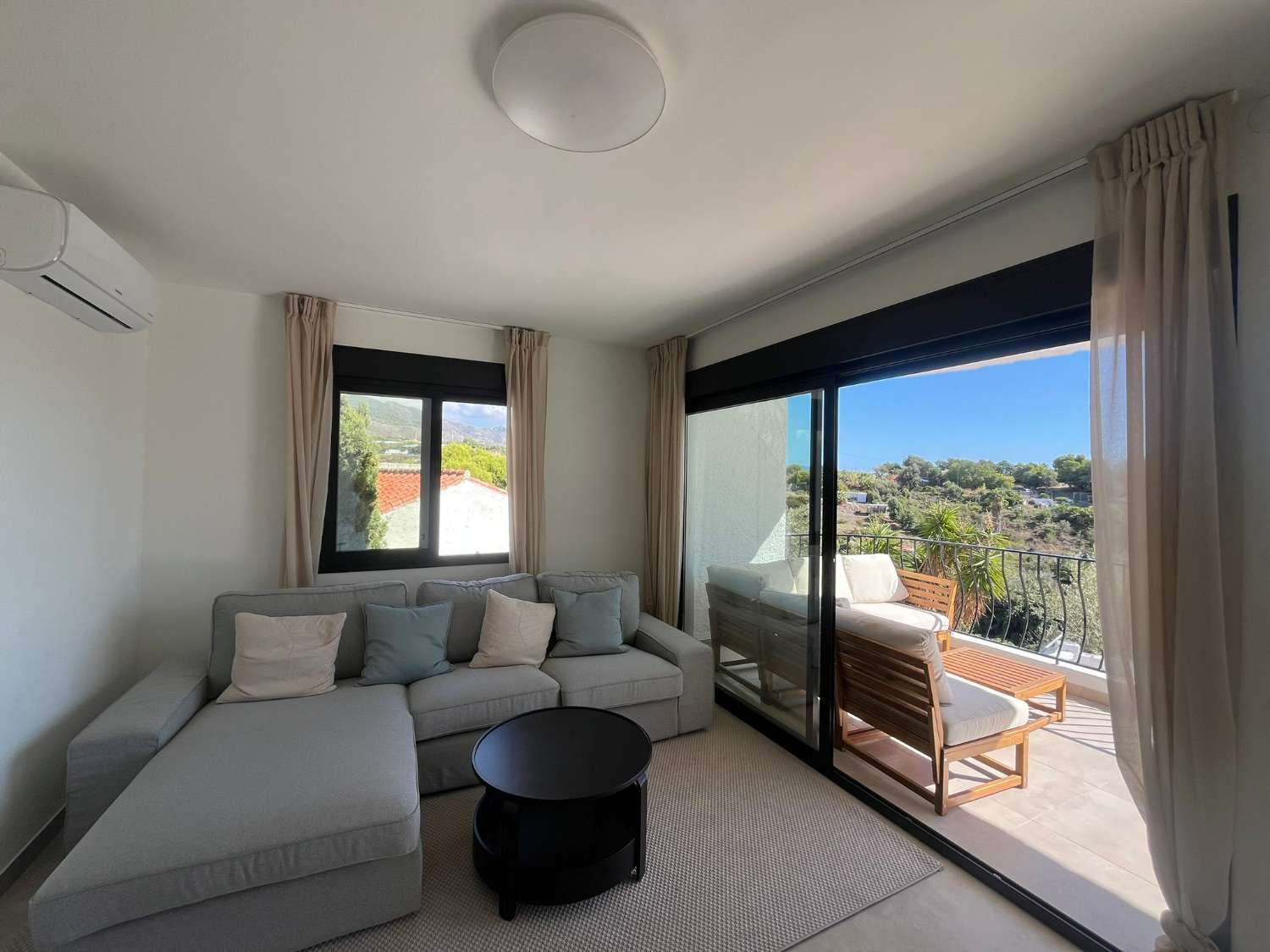 Vaikuttava omakotitalo merinäköalalla, omalla uima-altaalla ja ihanteellisella paikalla lähellä Playa Burriana – Nerjaa