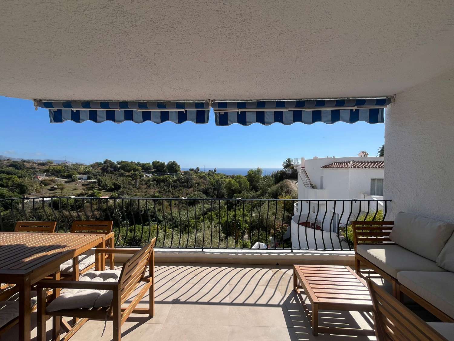 Vaikuttava omakotitalo merinäköalalla, omalla uima-altaalla ja ihanteellisella paikalla lähellä Playa Burriana – Nerjaa