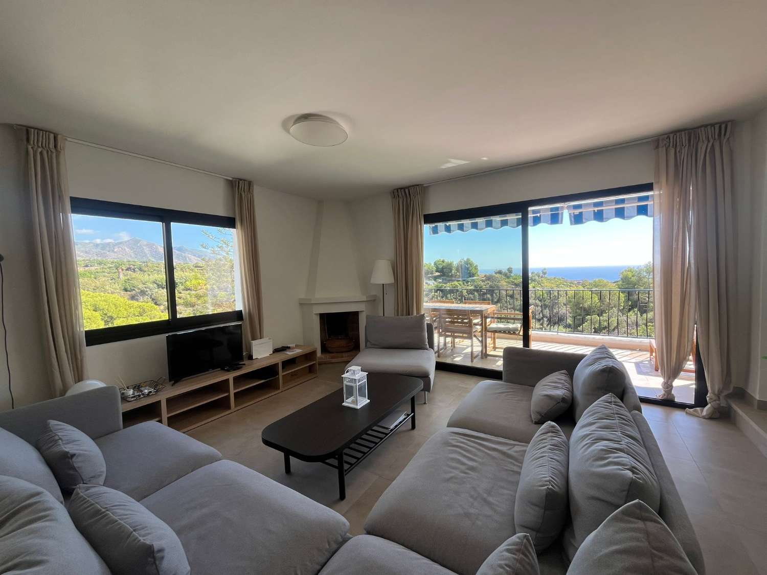 Vaikuttava omakotitalo merinäköalalla, omalla uima-altaalla ja ihanteellisella paikalla lähellä Playa Burriana – Nerjaa