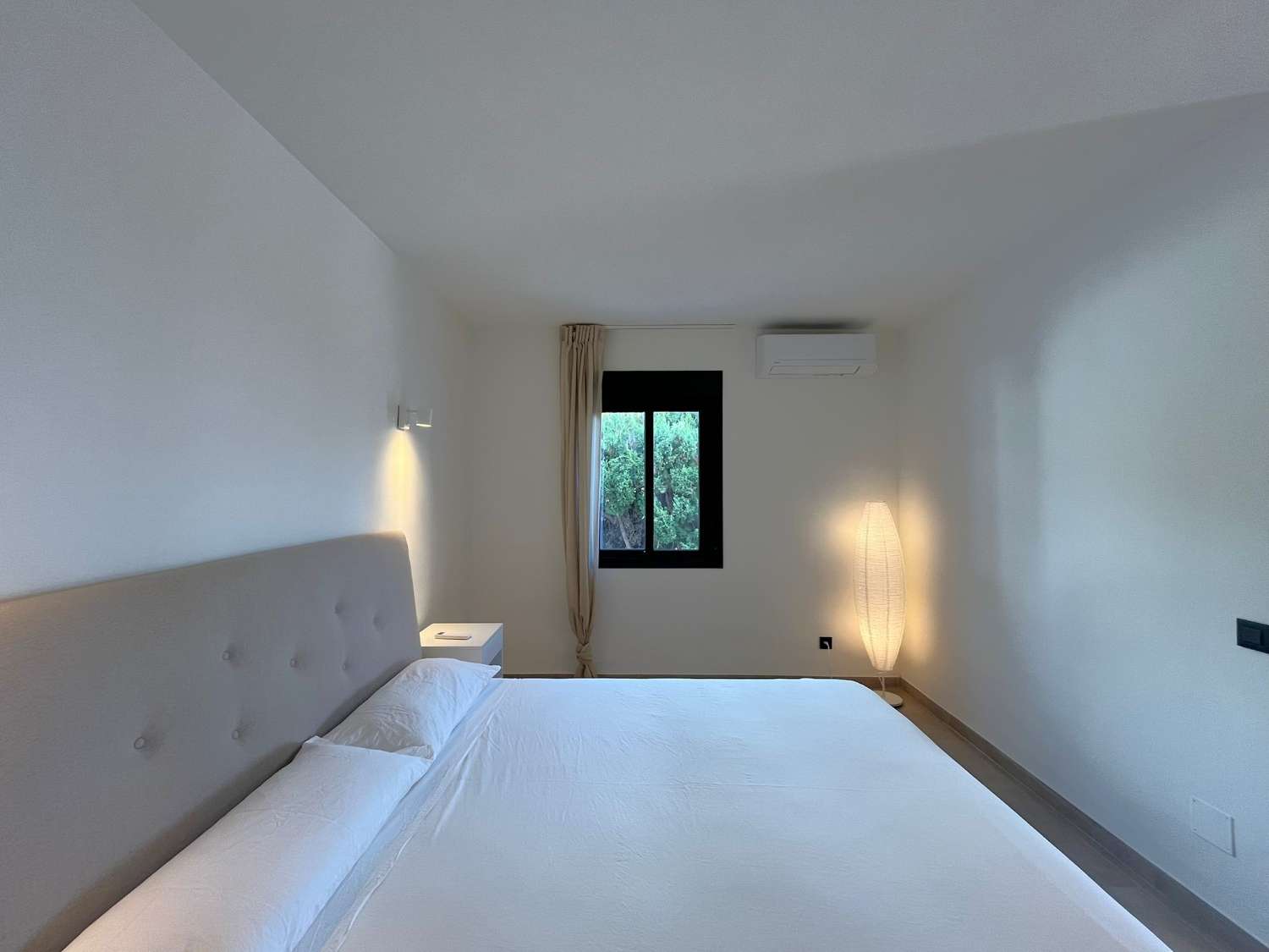 Vaikuttava omakotitalo merinäköalalla, omalla uima-altaalla ja ihanteellisella paikalla lähellä Playa Burriana – Nerjaa