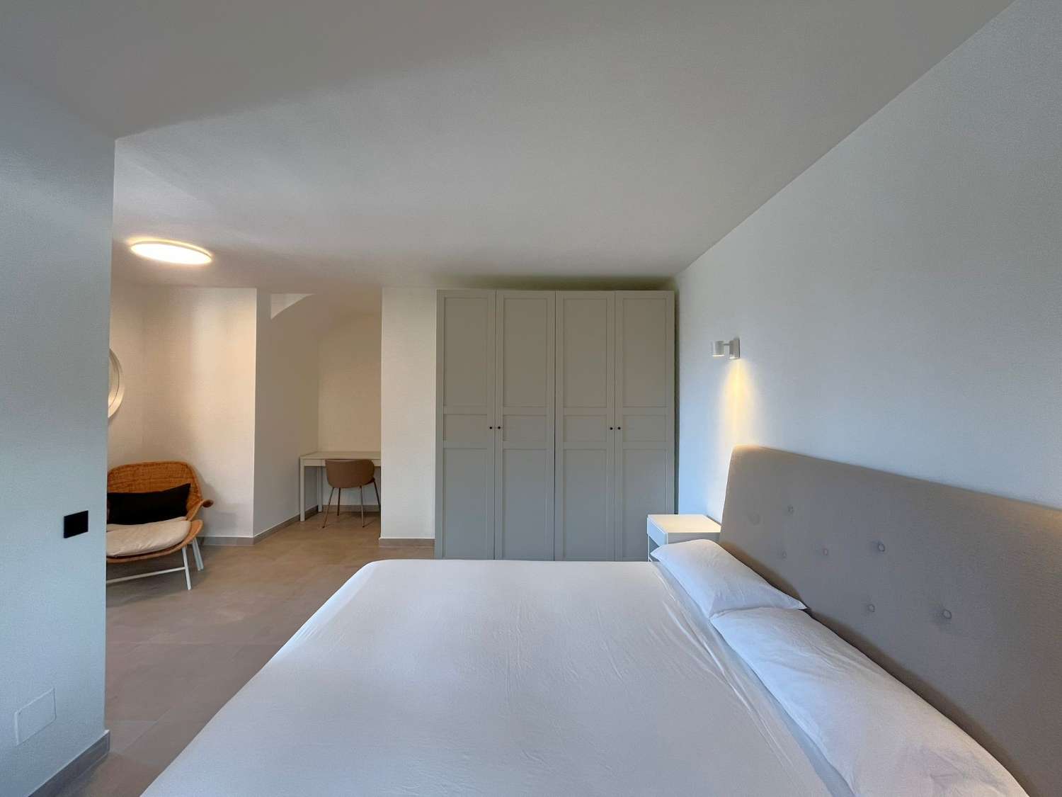 Vaikuttava omakotitalo merinäköalalla, omalla uima-altaalla ja ihanteellisella paikalla lähellä Playa Burriana – Nerjaa