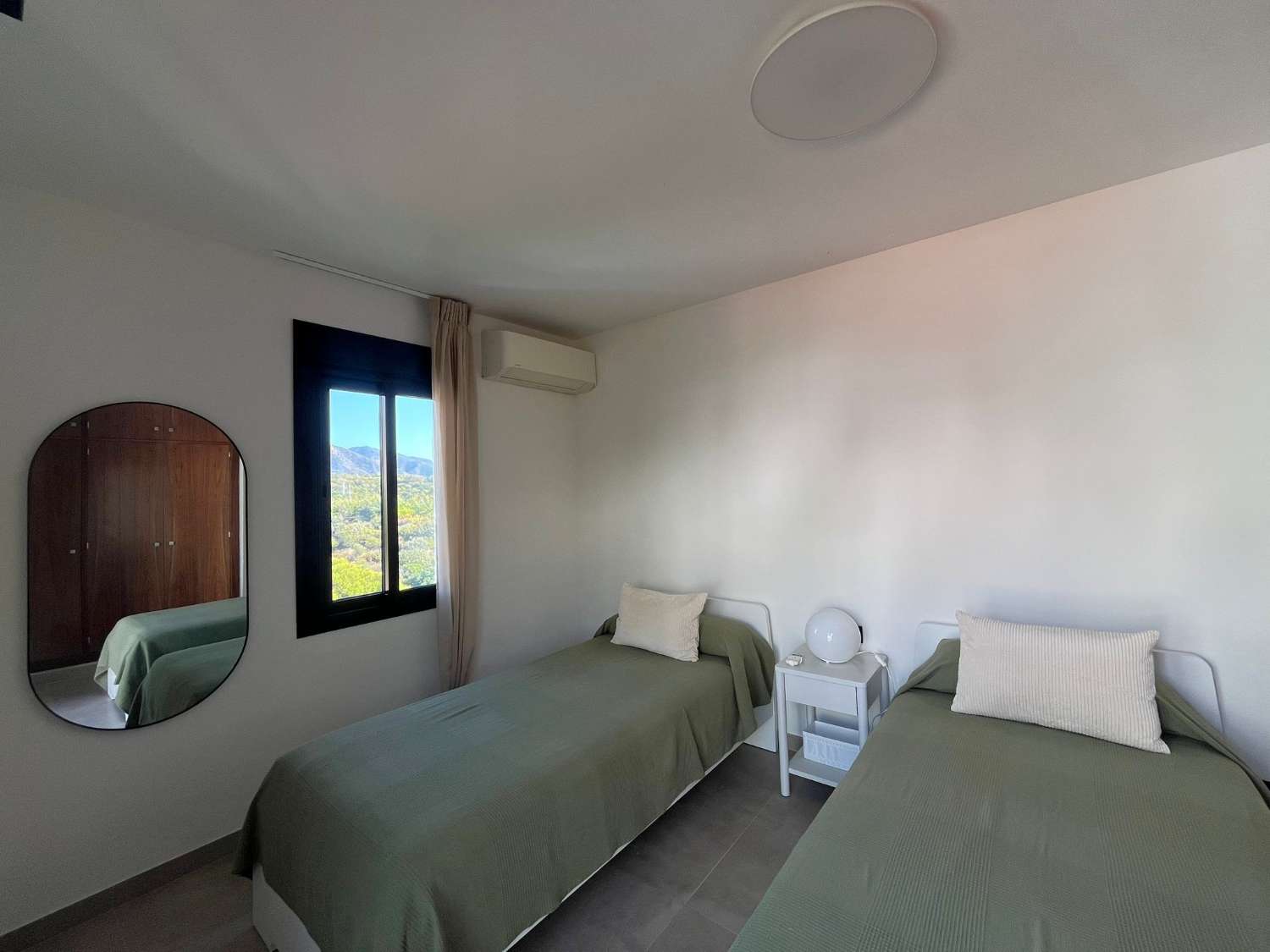 Vaikuttava omakotitalo merinäköalalla, omalla uima-altaalla ja ihanteellisella paikalla lähellä Playa Burriana – Nerjaa