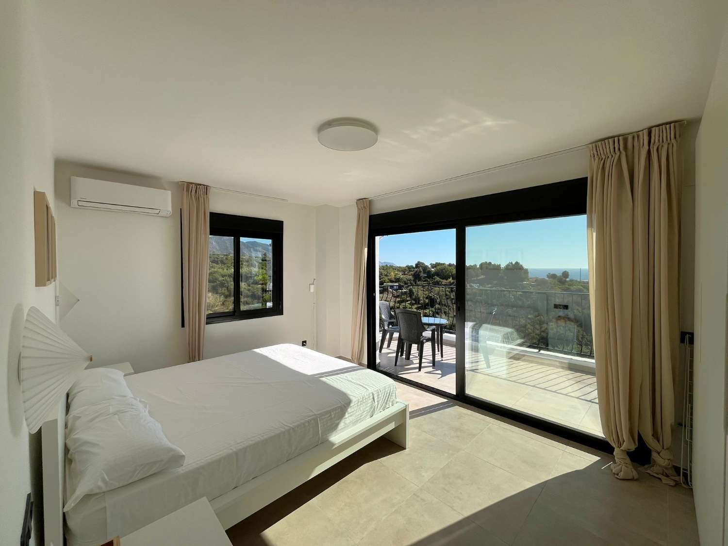 Vaikuttava omakotitalo merinäköalalla, omalla uima-altaalla ja ihanteellisella paikalla lähellä Playa Burriana – Nerjaa