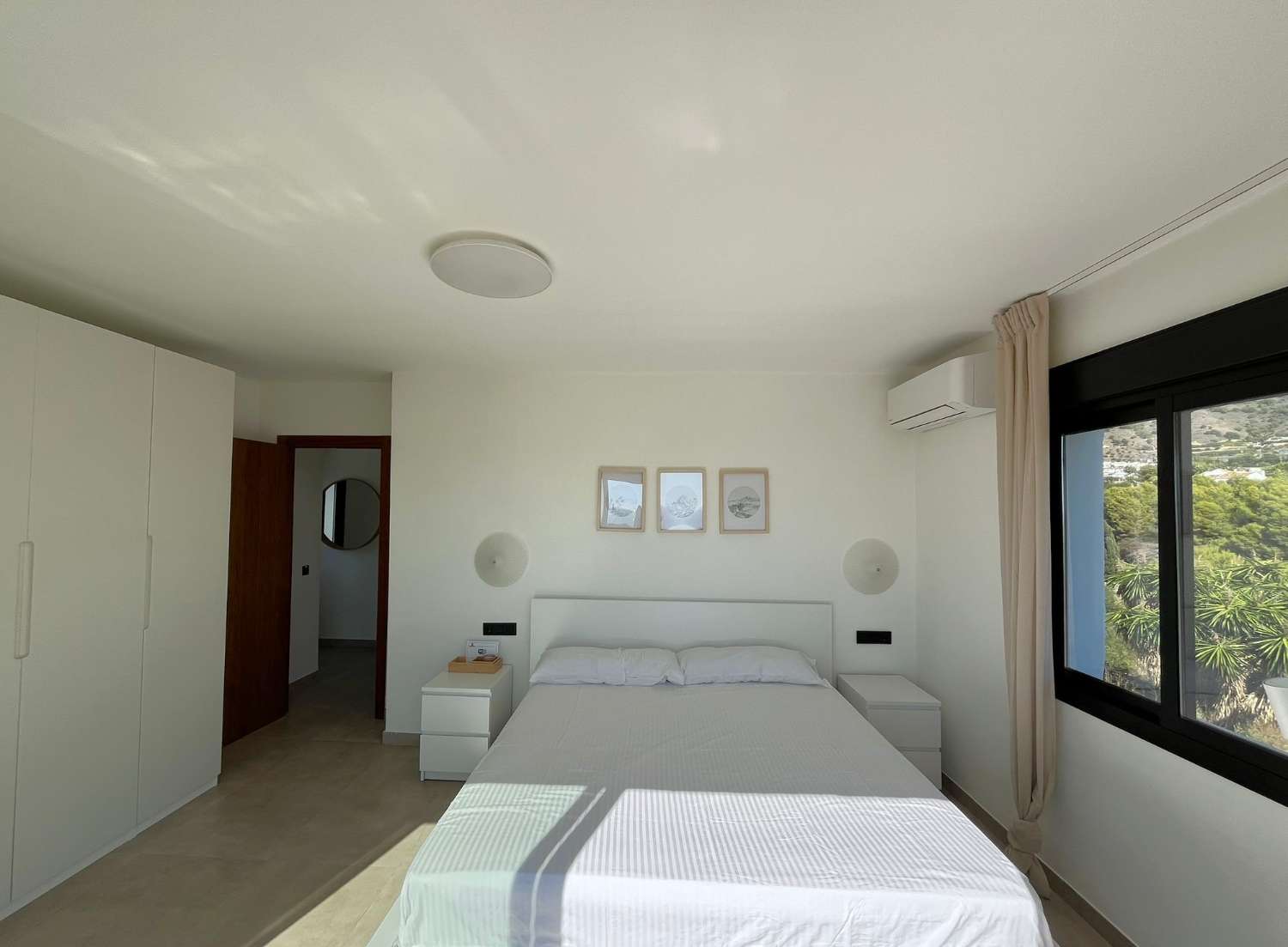 Vaikuttava omakotitalo merinäköalalla, omalla uima-altaalla ja ihanteellisella paikalla lähellä Playa Burriana – Nerjaa