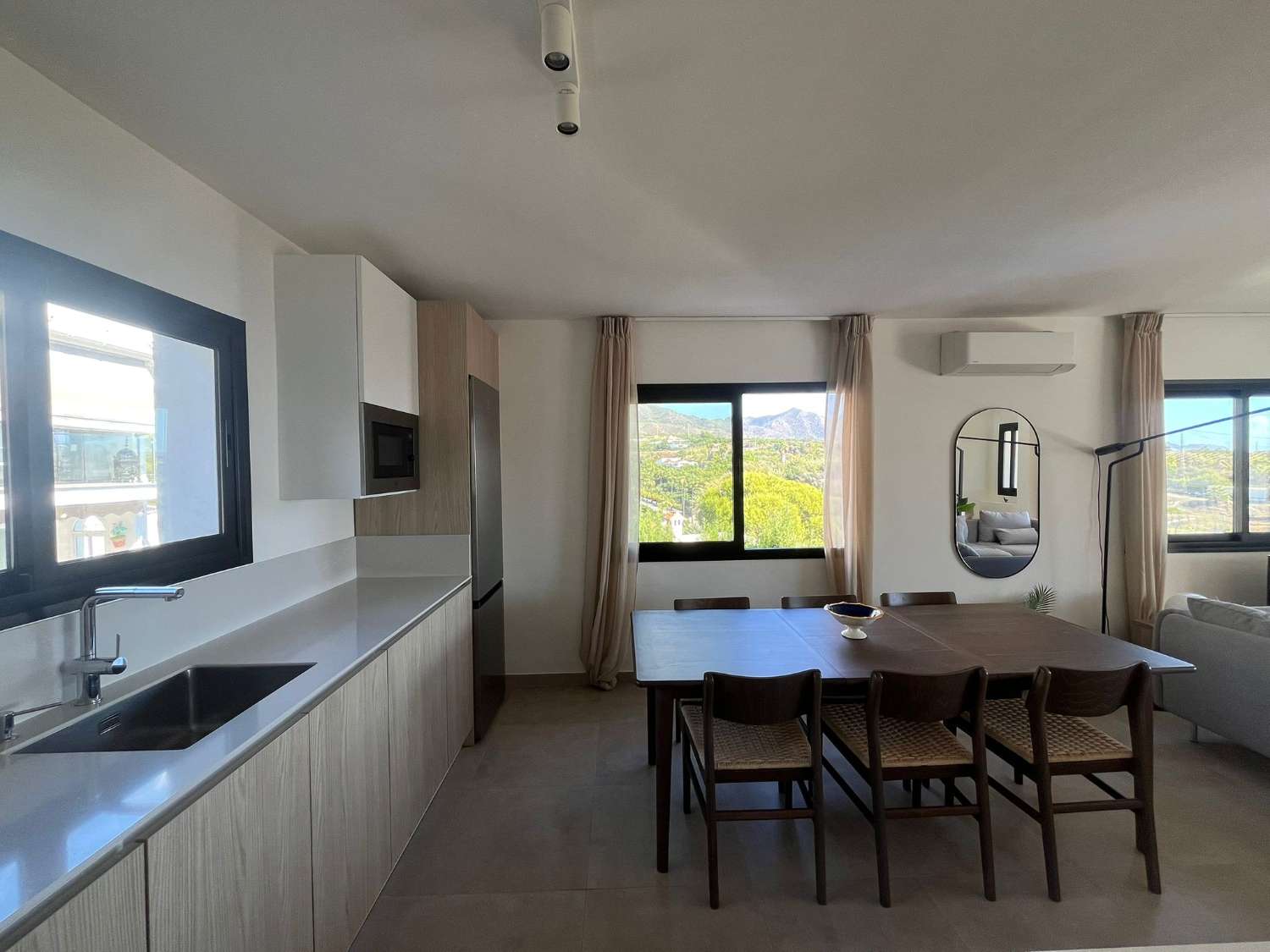 Vaikuttava omakotitalo merinäköalalla, omalla uima-altaalla ja ihanteellisella paikalla lähellä Playa Burriana – Nerjaa