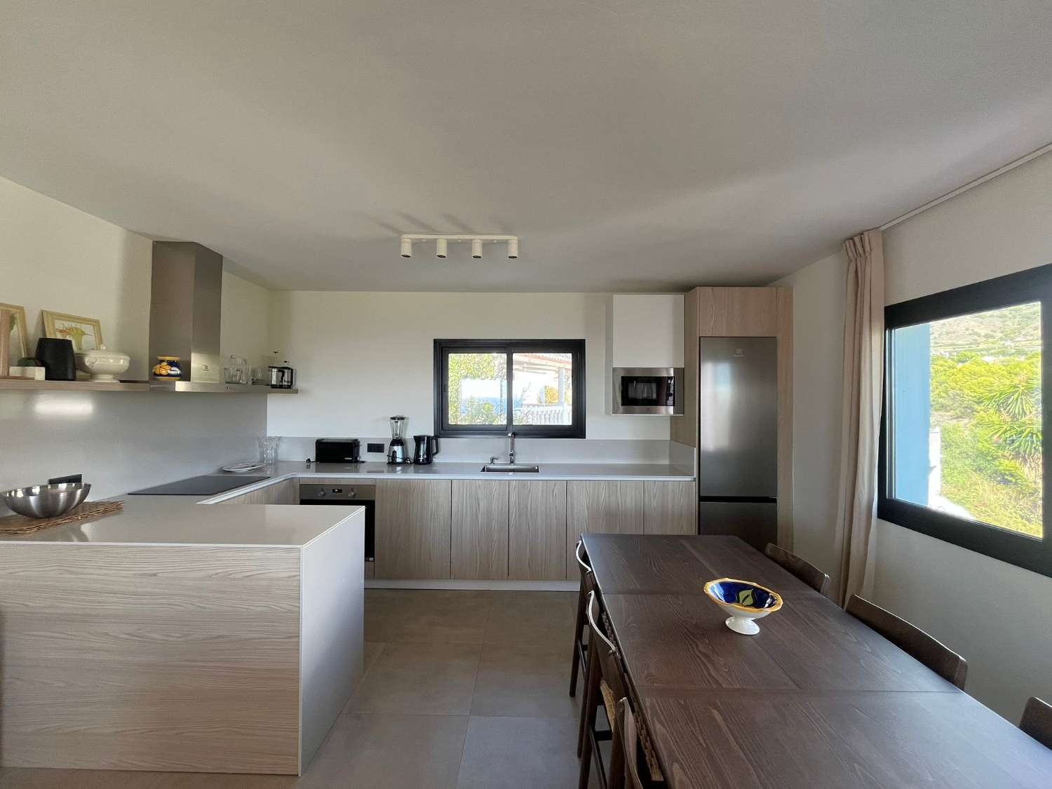 Vaikuttava omakotitalo merinäköalalla, omalla uima-altaalla ja ihanteellisella paikalla lähellä Playa Burriana – Nerjaa