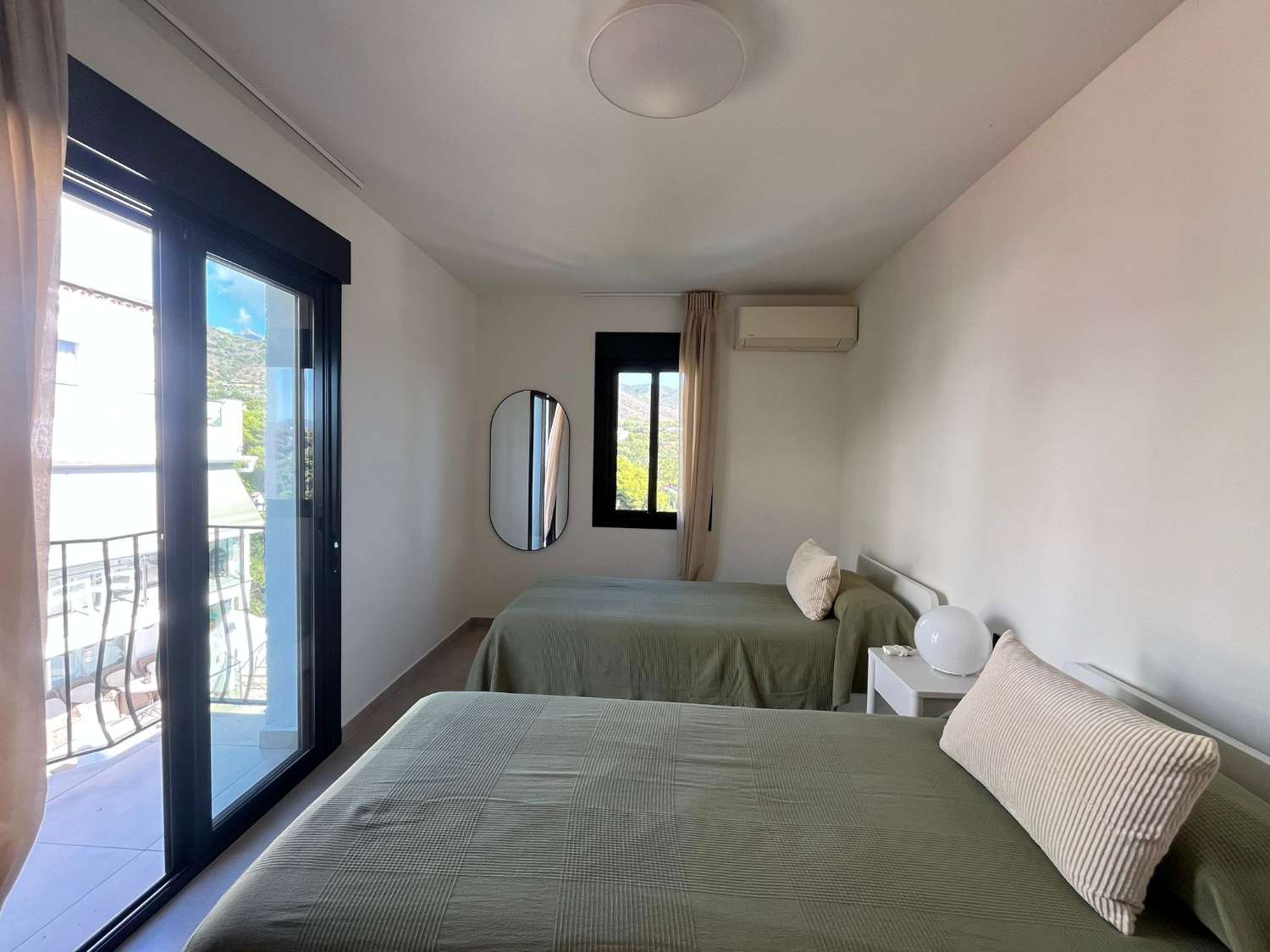 Vaikuttava omakotitalo merinäköalalla, omalla uima-altaalla ja ihanteellisella paikalla lähellä Playa Burriana – Nerjaa