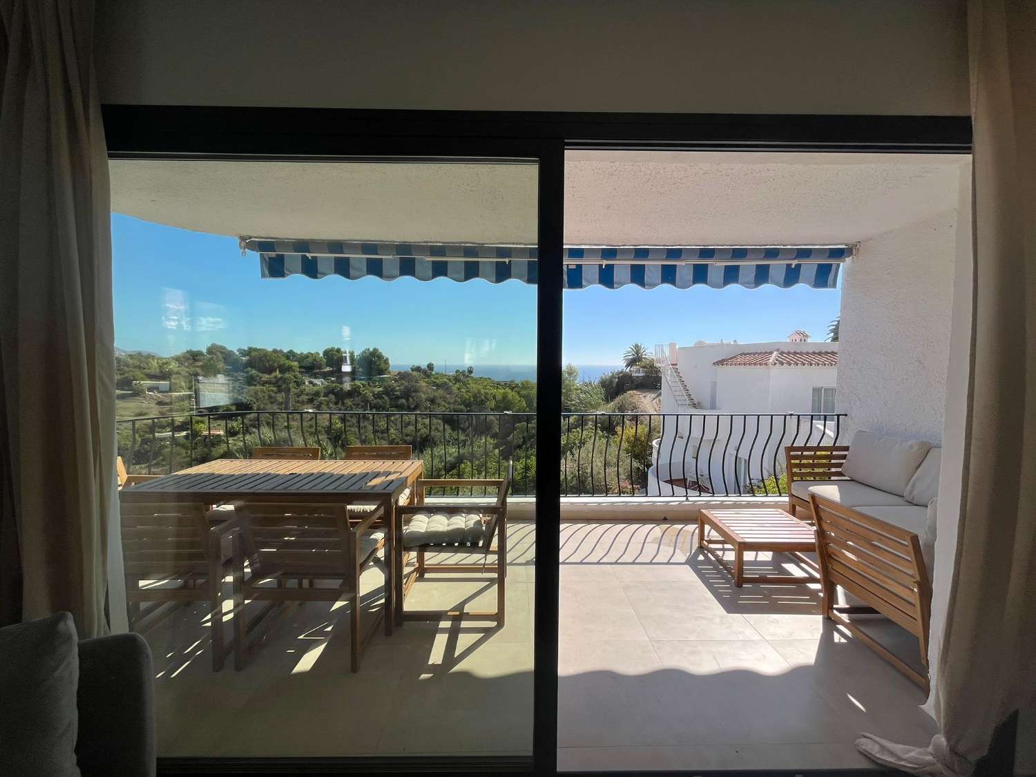 Vaikuttava omakotitalo merinäköalalla, omalla uima-altaalla ja ihanteellisella paikalla lähellä Playa Burriana – Nerjaa