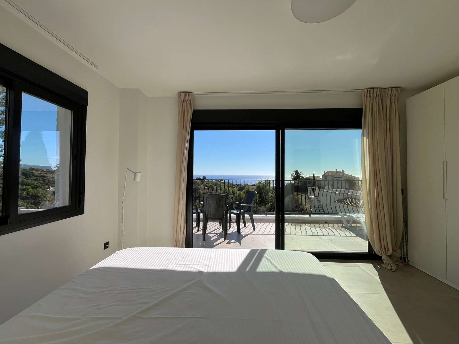 Vaikuttava omakotitalo merinäköalalla, omalla uima-altaalla ja ihanteellisella paikalla lähellä Playa Burriana – Nerjaa