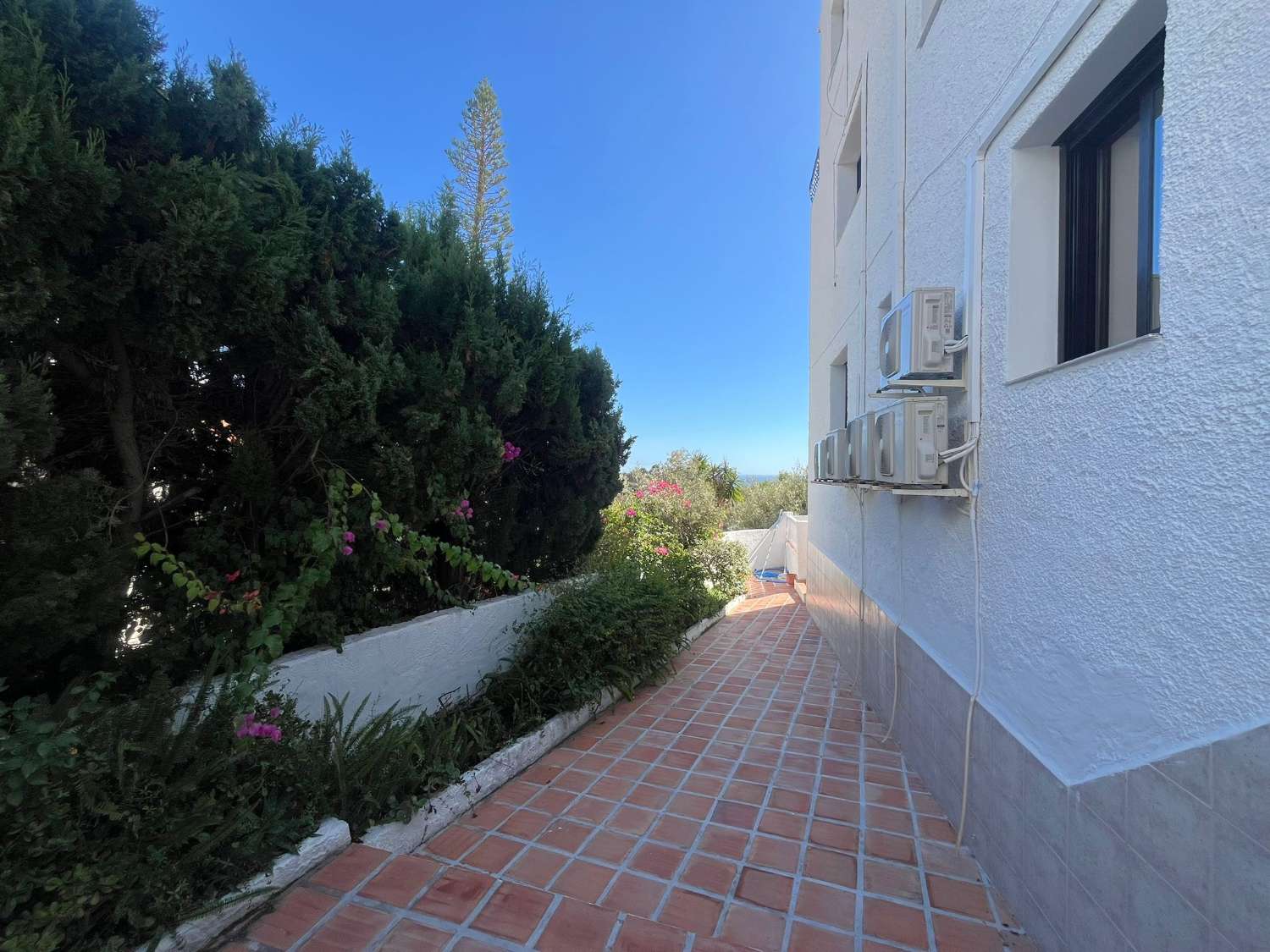 Vaikuttava omakotitalo merinäköalalla, omalla uima-altaalla ja ihanteellisella paikalla lähellä Playa Burriana – Nerjaa