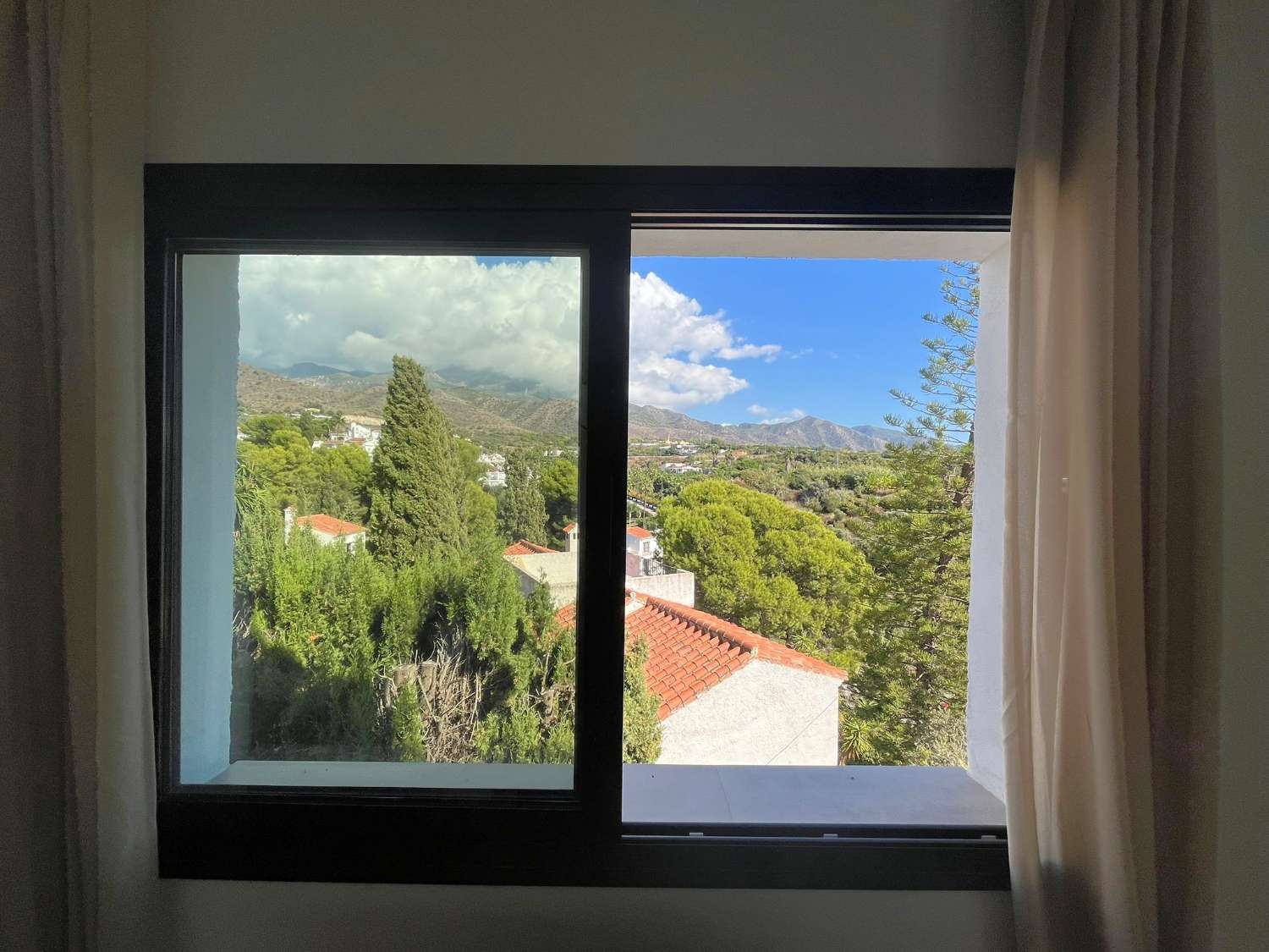 Vaikuttava omakotitalo merinäköalalla, omalla uima-altaalla ja ihanteellisella paikalla lähellä Playa Burriana – Nerjaa