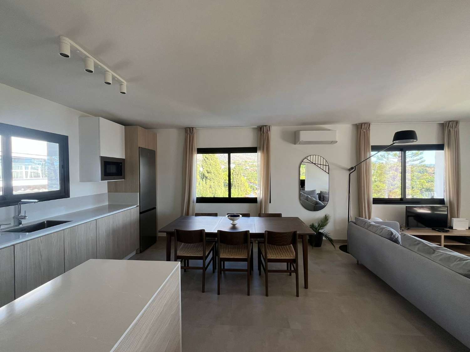 Vaikuttava omakotitalo merinäköalalla, omalla uima-altaalla ja ihanteellisella paikalla lähellä Playa Burriana – Nerjaa