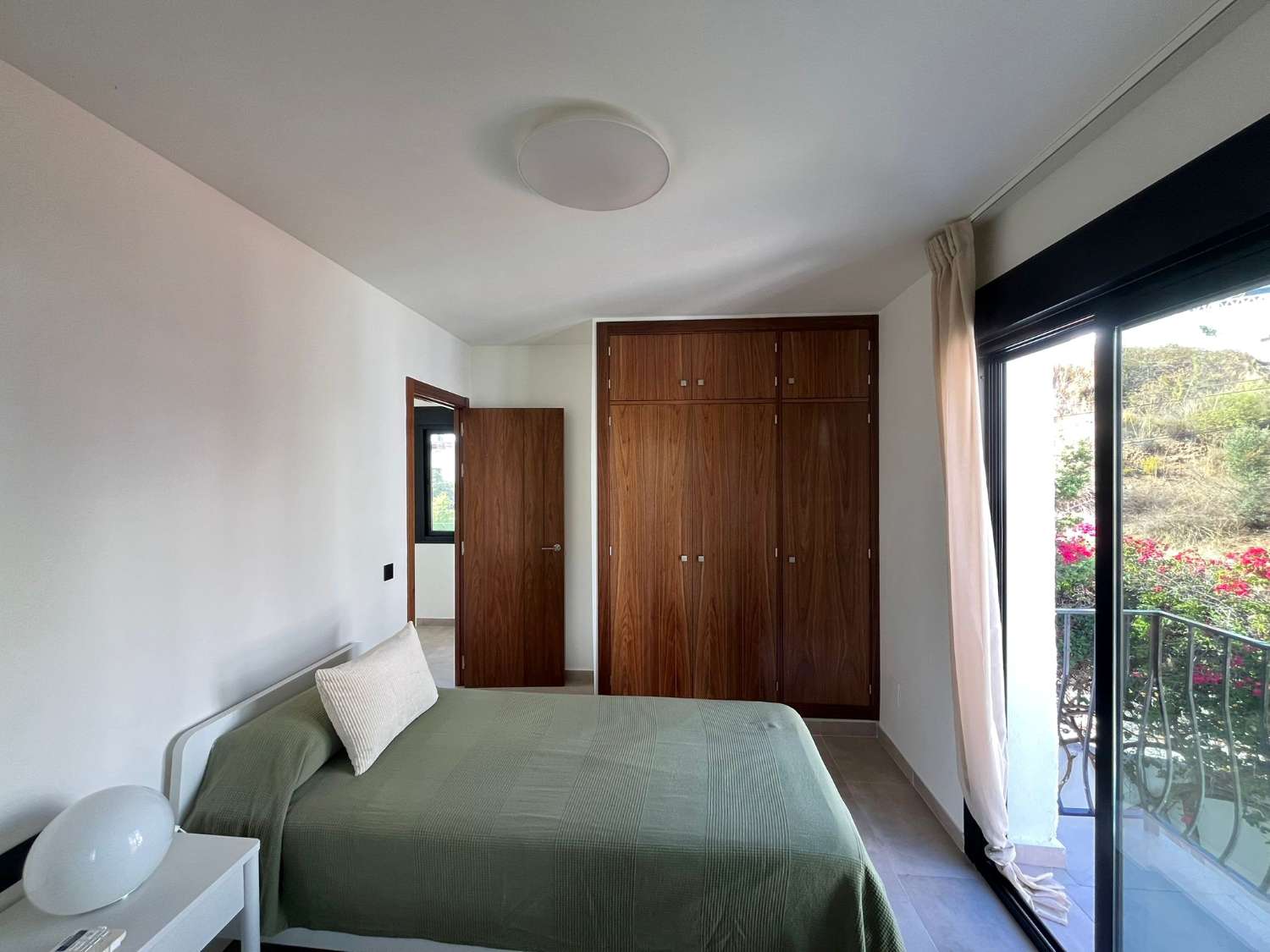 Vaikuttava omakotitalo merinäköalalla, omalla uima-altaalla ja ihanteellisella paikalla lähellä Playa Burriana – Nerjaa