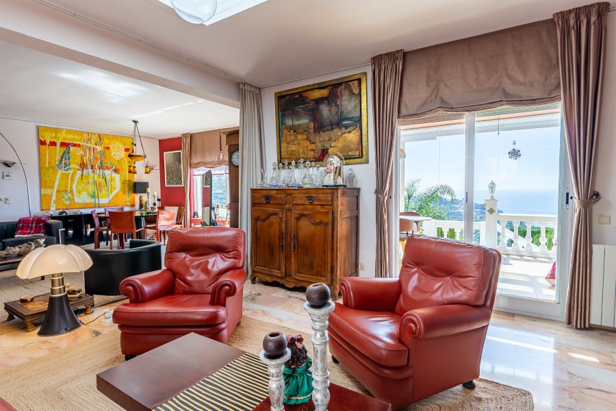 Tilava huvila, jossa on useita ulkorakennuksia suurella tontilla kauniilla merinäköalalla Almuñecarissa