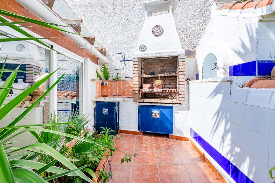 Tilava huvila, jossa on useita ulkorakennuksia suurella tontilla kauniilla merinäköalalla Almuñecarissa